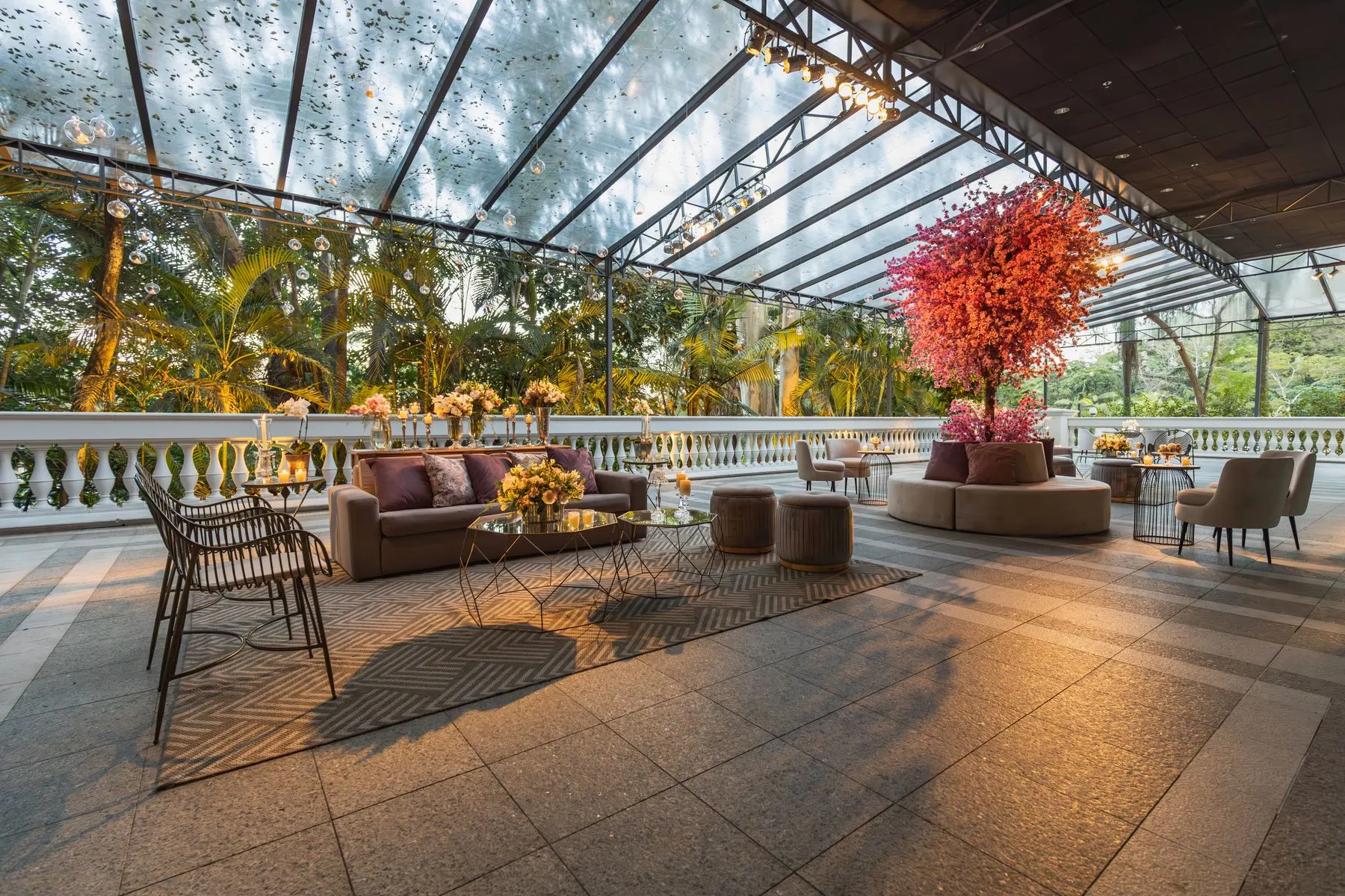 Terrasse unter einem Glasdach